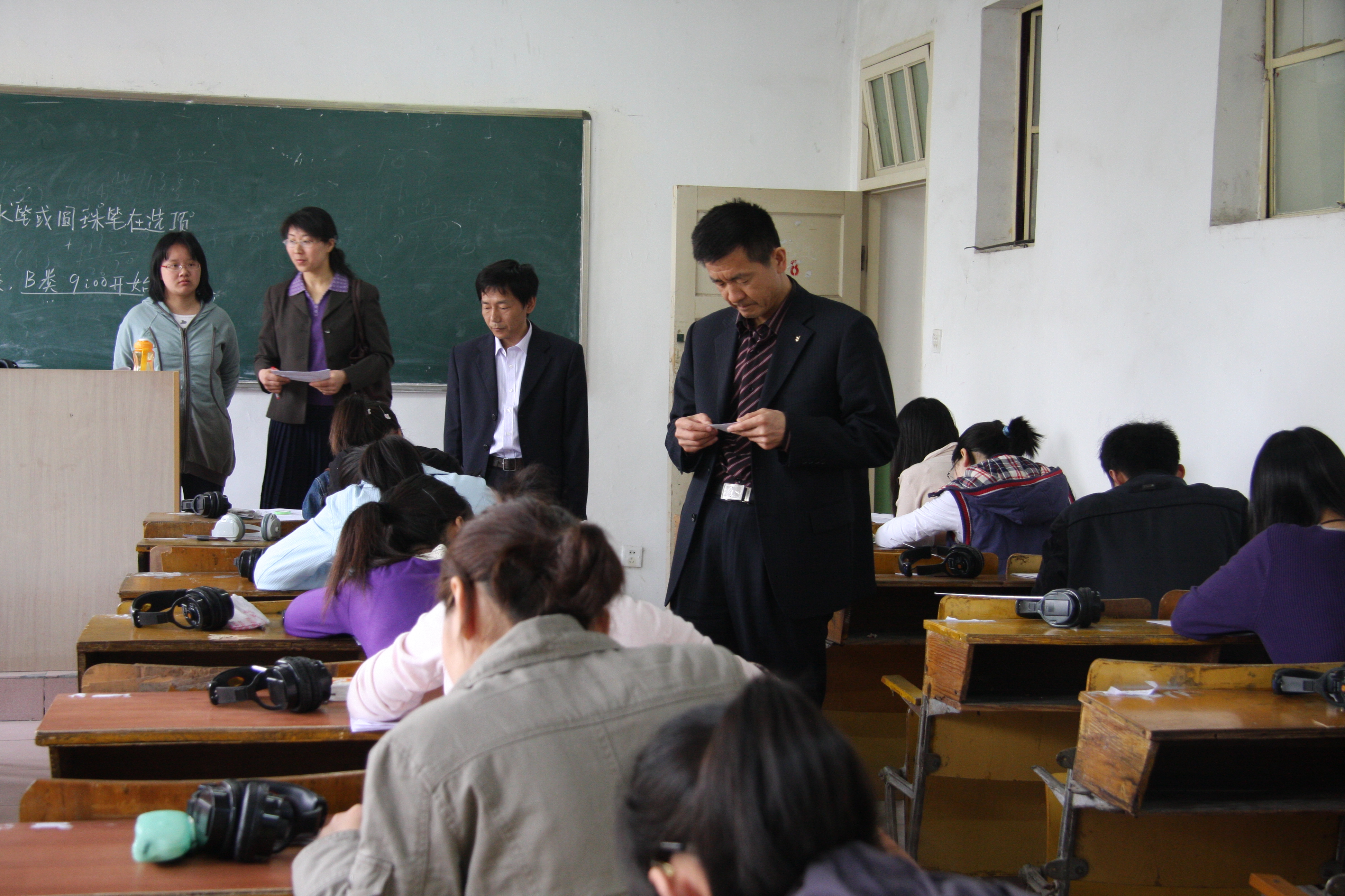 外语系邢存海书记和姚志英主任陪同许志才院长巡视竞赛考场